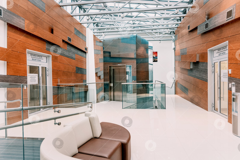 Скачать Санкт-Петербург, Россия, 22 октября 2021 года, Пустой светлый зал ожидания для пациента фотосток Ozero