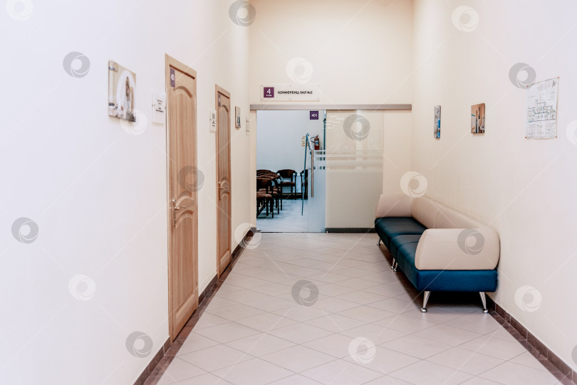Скачать Санкт-Петербург, Россия, 21 октября 2021 года, Пустой светлый зал ожидания для пациента фотосток Ozero