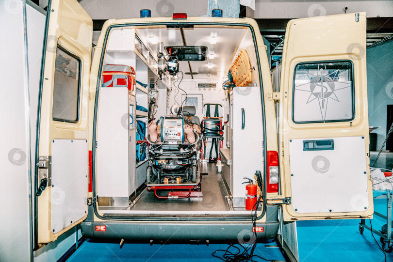 Скачать Санкт-Петербург, Россия, 21 октября 2021 года, автомобиль скорой помощи внутри фотосток Ozero
