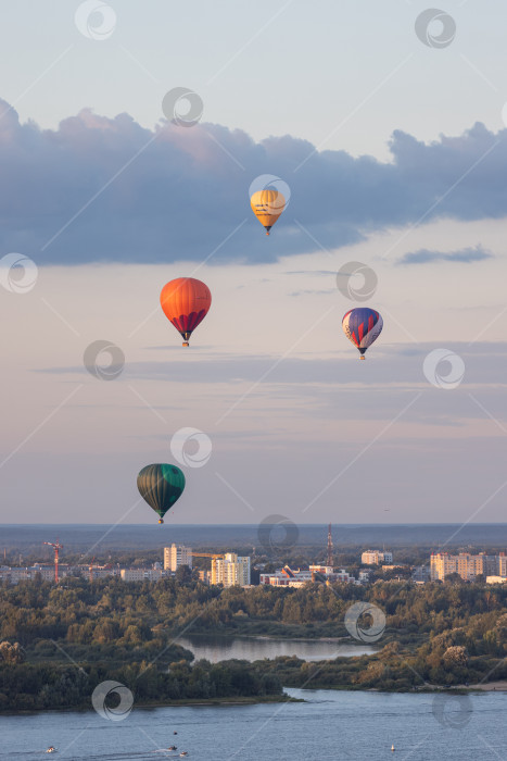 Скачать Нижний Новгород, Россия - 16 августа 2025: Воздушные шары над Нижним Новгородом фотосток Ozero