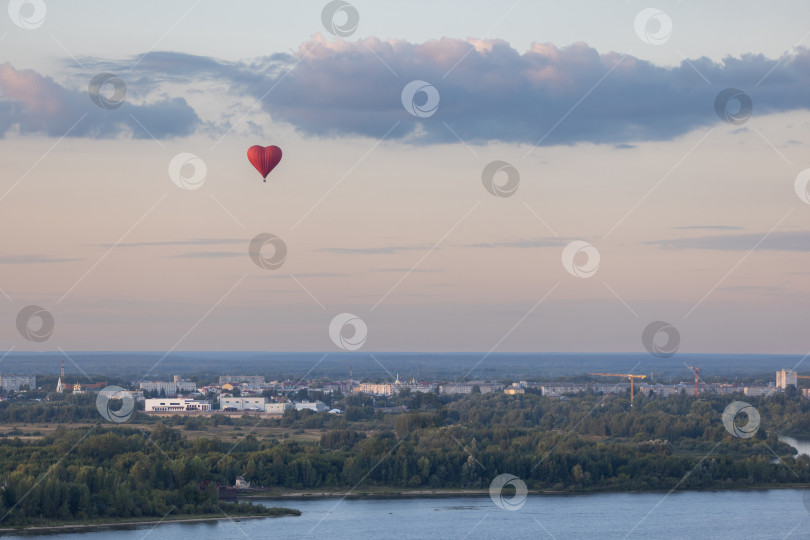 Скачать Нижний Новгород, Россия - 16 августа 2025: Аэростат в форме сердца над Нижним Новгородом фотосток Ozero