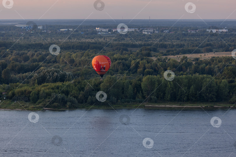 Скачать Нижний Новгород, Россия - 16 августа 2025: Аэростат над рекой Волгой фотосток Ozero