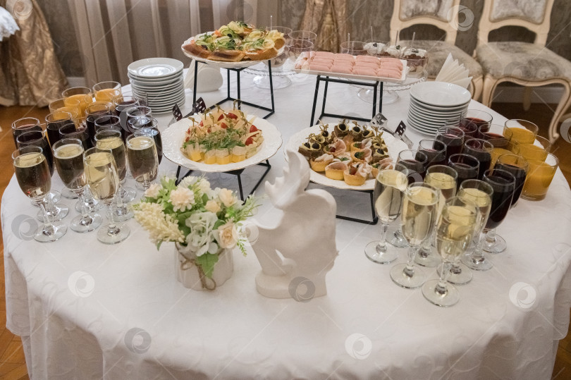 Скачать Праздничный стол с угощениями фотосток Ozero