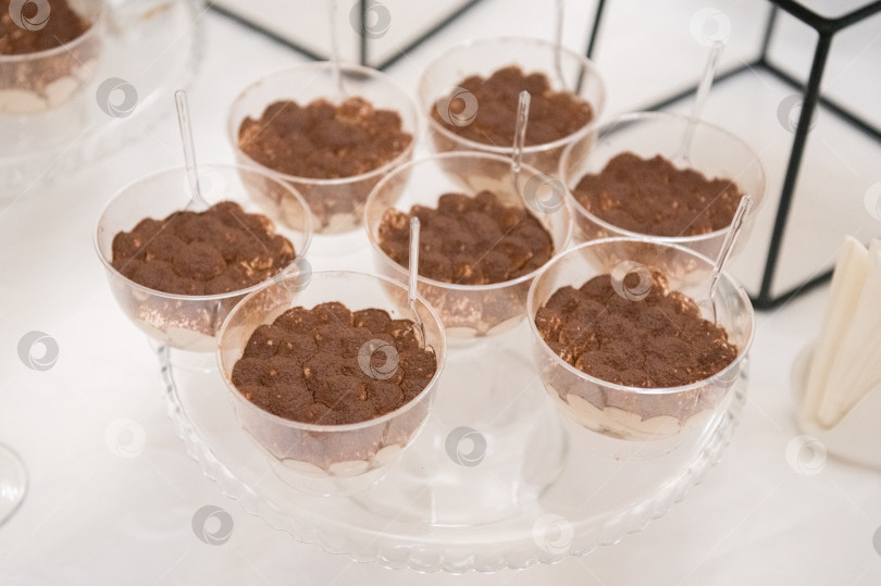 Скачать Порционные пирожные тирамису на столе фотосток Ozero