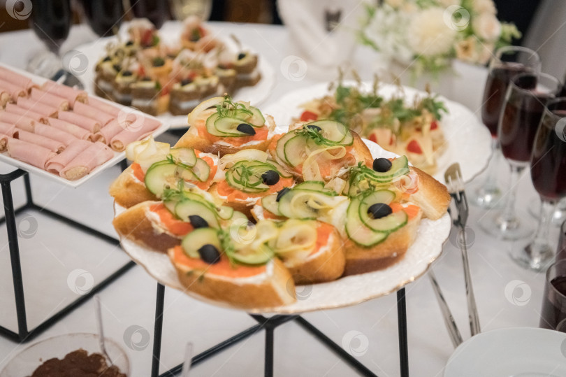 Скачать Бутерброды и закуски на столе фотосток Ozero