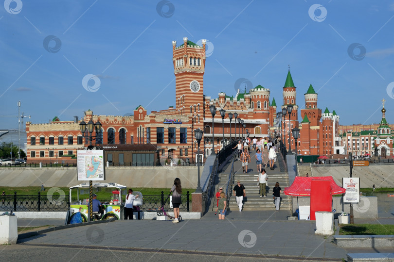Скачать Вход по мосту на Патриаршую площадь в Йошкар Оле фотосток Ozero