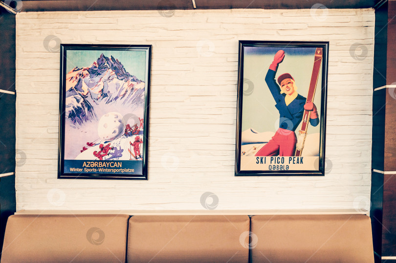 Скачать Туфандаг, Азербайджан, 24 августа 2016 года, Фотографии лыжников висят в кафе горнолыжного курорта фотосток Ozero