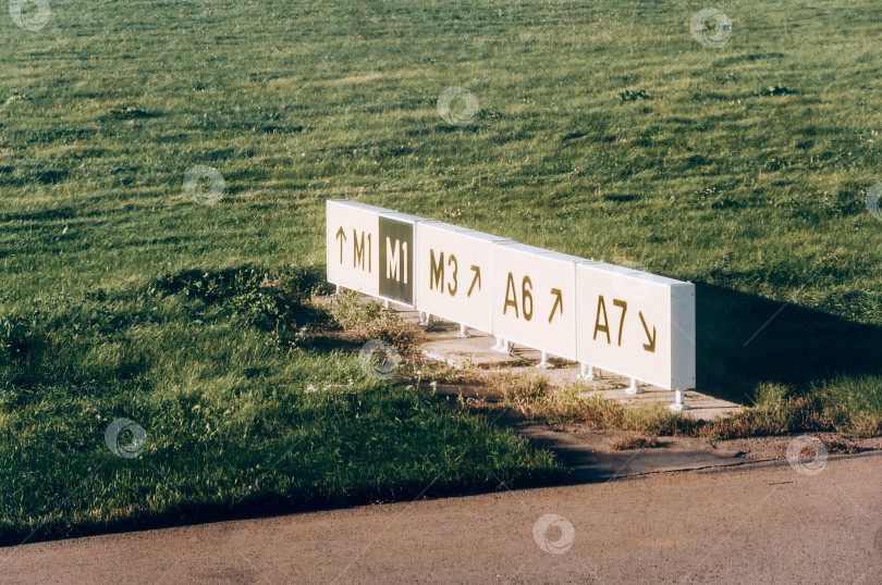 Скачать Дорожные знаки взлетно-посадочной полосы аэропорта, руководство для самолетов, авиационный транспорт, полеты фотосток Ozero