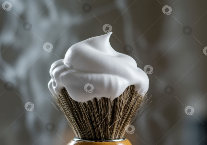 Скачать Крупный план кисточки для бритья с белой пеной для мужского ухода за собой и средствами по уходу за кожей. Концепция утренней гигиены. фотосток Ozero