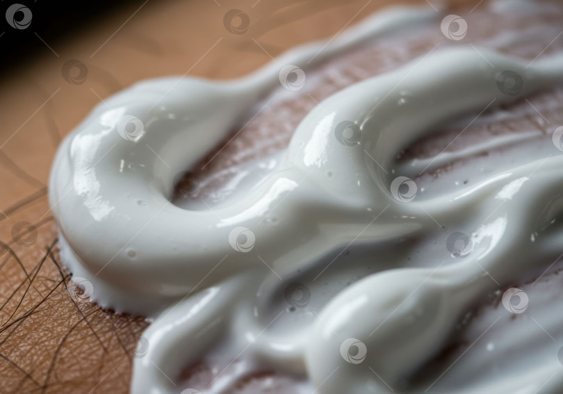 Скачать Нанесите белый крем или лосьон на темную кожу с волосами. Косметическое средство для ухода за телом, увлажняющий крем для лица. Концепция ухода за кожей. фотосток Ozero