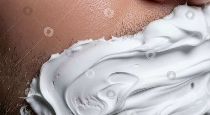 Скачать Крупный план мужского лица с белой пеной для бритья и щетиной. Средство для ухода за кожей для мужчин. фотосток Ozero