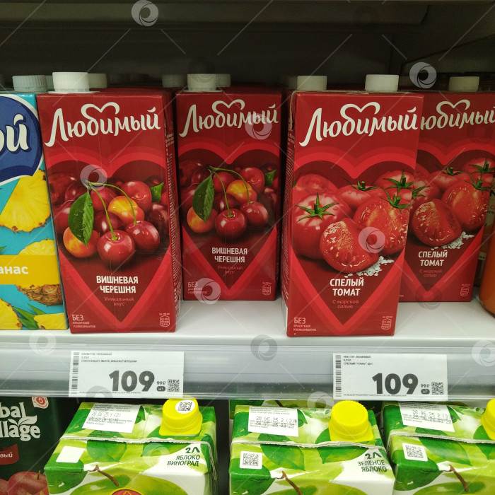 Скачать Отдел сока в магазине "Пятёрочка". фотосток Ozero