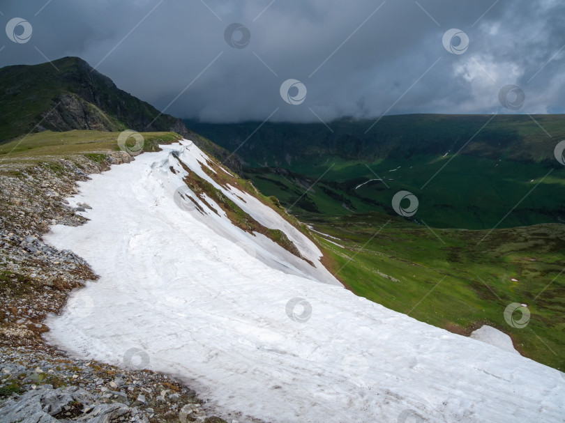 Скачать Снежный уступ. Природный ландшафт с горами фотосток Ozero