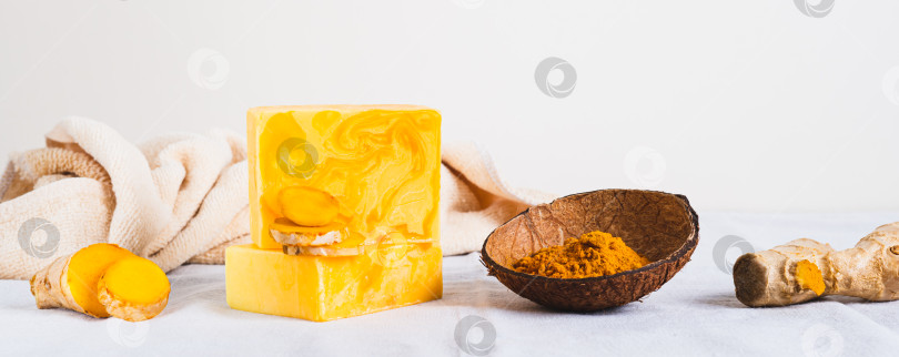Скачать Натуральное домашнее омолаживающее мыло с куркумой на столовом веб-баннере фотосток Ozero