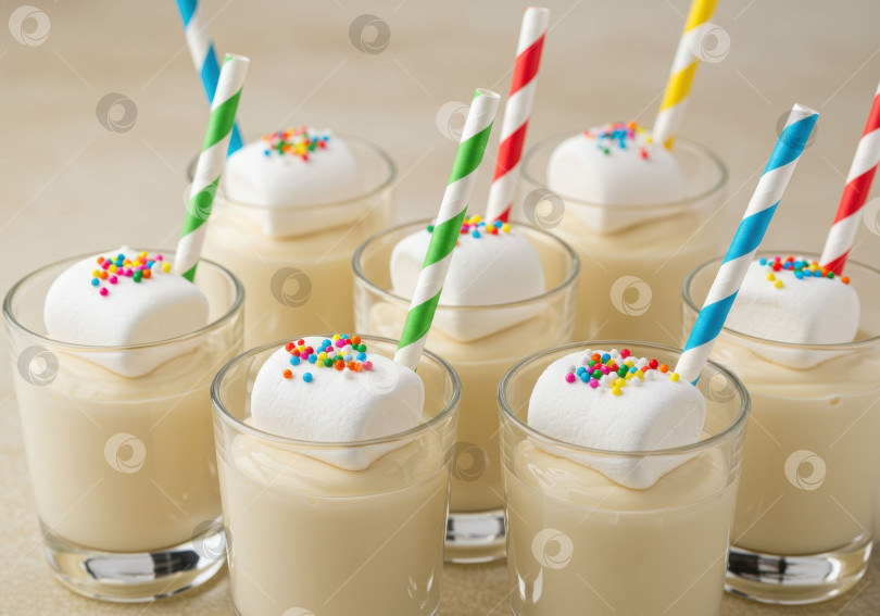 Скачать Сладкий сливочный напиток в бокалах с маршмеллоу и разноцветной посыпкой. фотосток Ozero