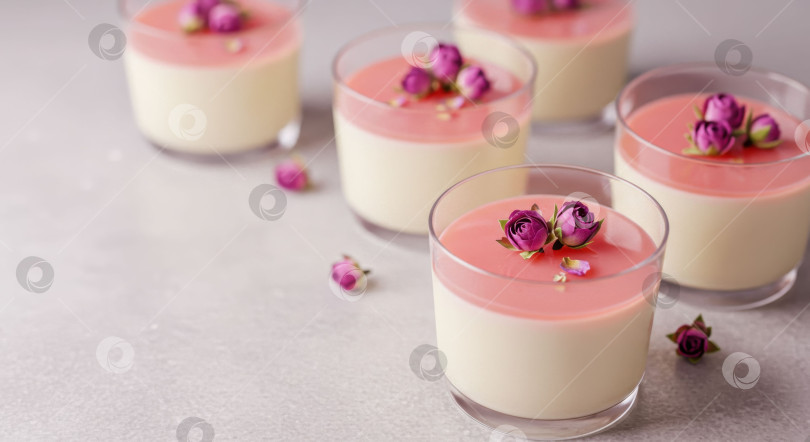 Скачать Восхитительный сладкий десерт панна котта с лепестками роз в бокале. Роскошное сладкое блюдо на День святого Валентина. фотосток Ozero