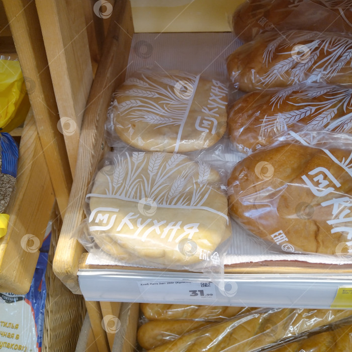 Скачать Отдел булочек в магазине "Магнит". фотосток Ozero