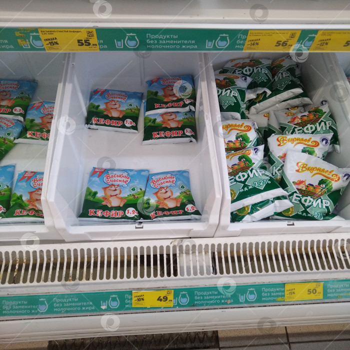 Скачать Отдел кефира в магазине "Магнит". фотосток Ozero