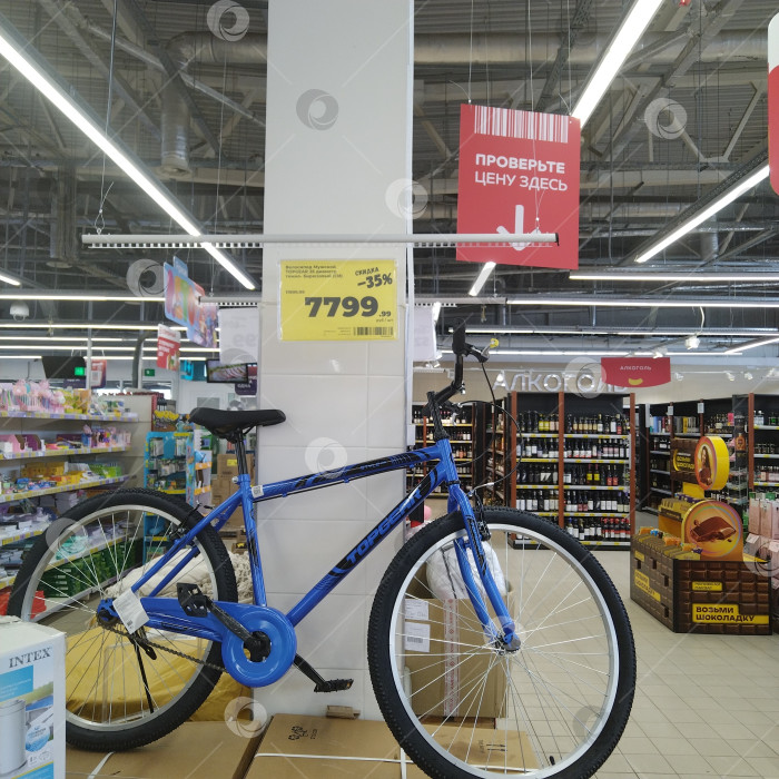 Скачать Отдел велосипеда в магазине "Магнит". фотосток Ozero