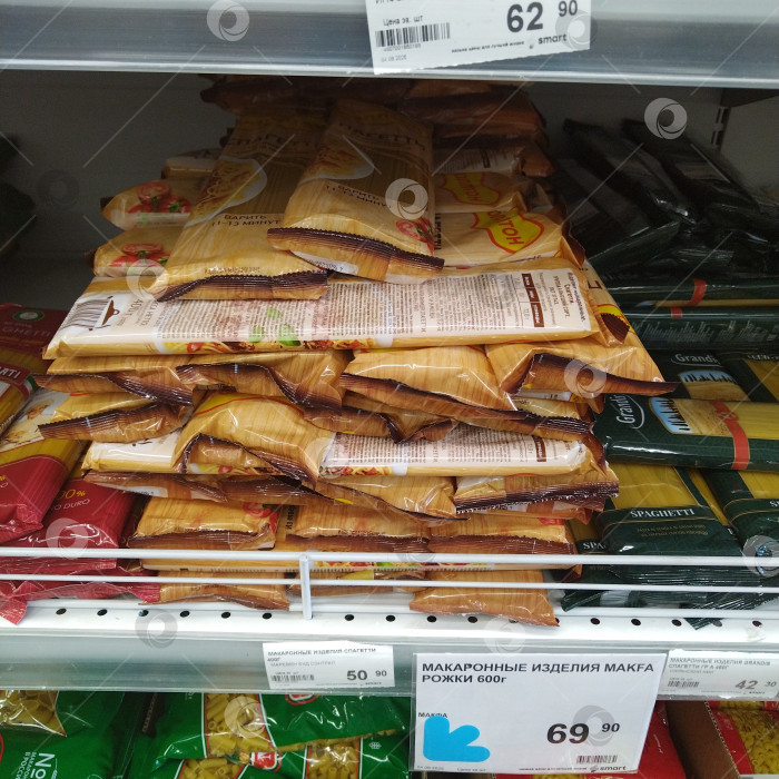 Скачать Отдел спагетти в магазине "Smart". фотосток Ozero