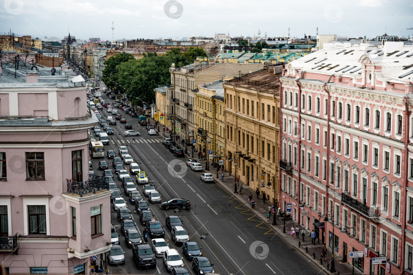 Скачать Санкт-Петербург, Россия, 25 июля 2019 года, Вид на улицу Уайд-авеню и крыши домов фотосток Ozero