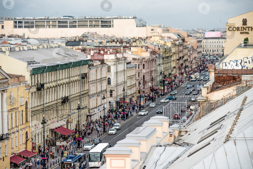 Скачать Санкт-Петербург, Россия, 25 июля 2019 года, Вид на улицу Уайд-авеню и крыши домов фотосток Ozero