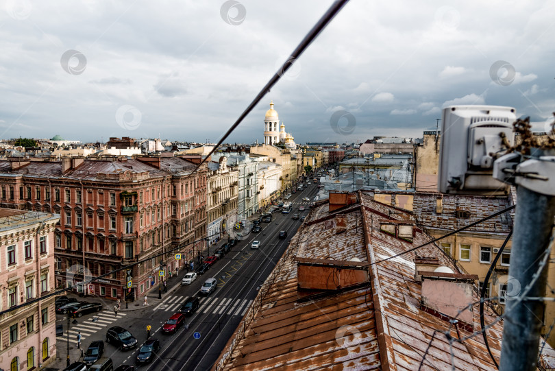 Скачать Санкт-Петербург, Россия, 25 июля 2019 года, Вид на улицу Уайд-авеню и крыши домов фотосток Ozero