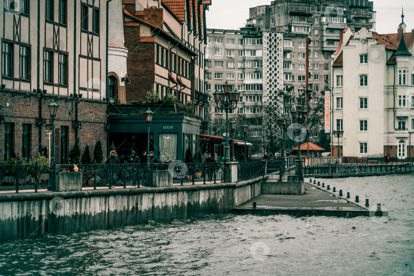 Скачать Калининград, Россия, 2 февраля 2020 года, люди идут по городской улице в дождливый день фотосток Ozero