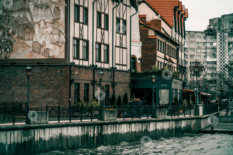 Скачать Калининград, Россия, 2 февраля 2020 года, люди идут по городской улице в дождливый день фотосток Ozero