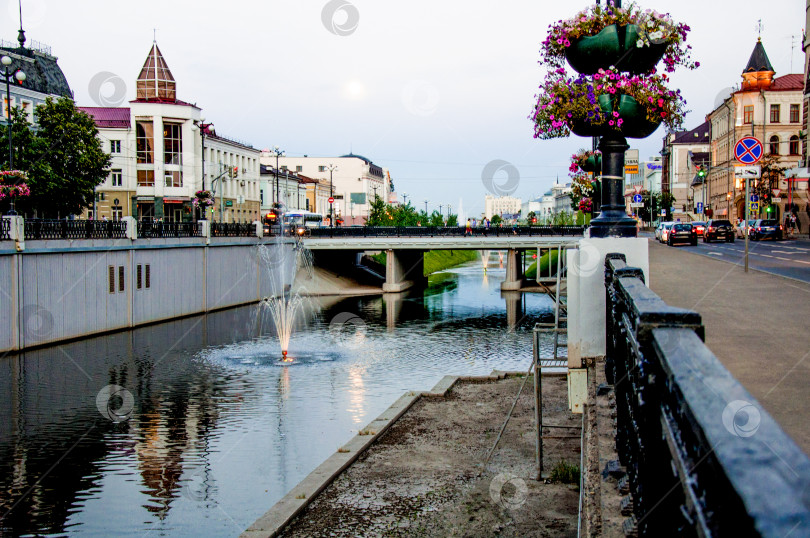 Скачать Казань, Россия, 29 июля 2015 года, Люди прогуливаются по набережной, жизнь большого города фотосток Ozero