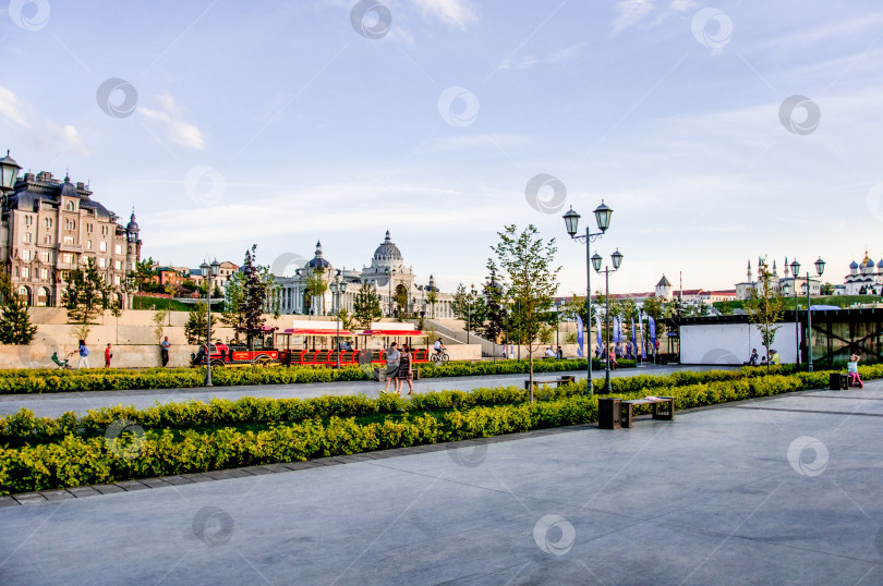 Скачать Казань, Россия, 29 июля 2015 года, Люди прогуливаются по набережной, жизнь большого города фотосток Ozero