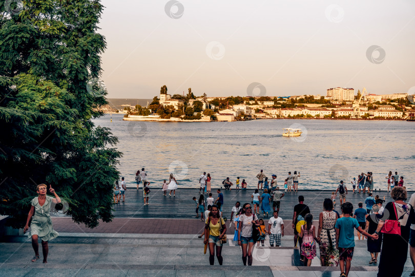 Скачать Севастополь, Крым, 19 июля 2020 года, люди прогуливаются по приморской набережной города летним днем фотосток Ozero