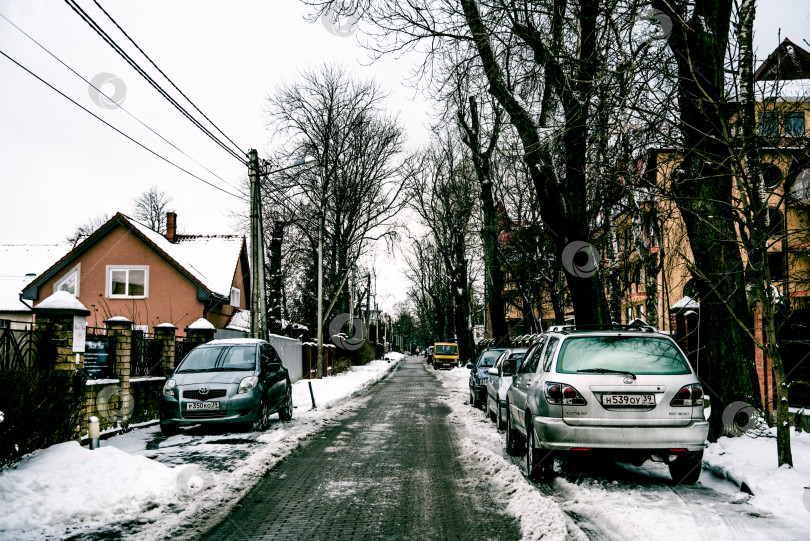 Скачать Светлогорск, Россия, 19 января 2018 года, Уличные автомобили и дома в загородном поселке фотосток Ozero