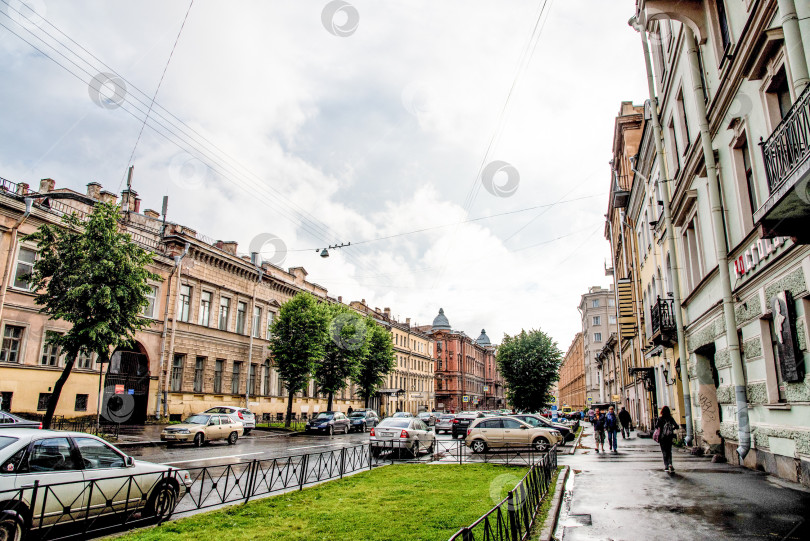 Скачать Санкт-Петербург, Россия, 24 июля 2017 года, Уличный стиль людей, прогуливающихся по улицам большого города фотосток Ozero