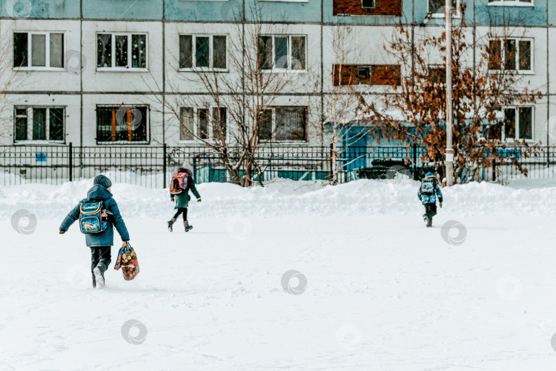 Скачать Кемерово, Россия, 9 января 2021 года, Советский район, панельные дома, дети бегут домой фотосток Ozero