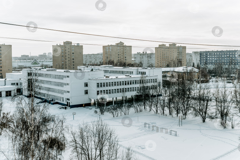 Скачать Кемерово, Россия, 9 января 2021 года, Старые советские панельные дома и школа фотосток Ozero