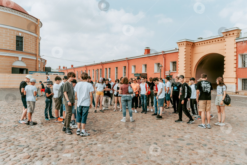 Скачать Санкт-Петербург, Россия, 2 июля 2020 года, Экскурсионная группа прогуливается по территории Петропавловской крепости фотосток Ozero