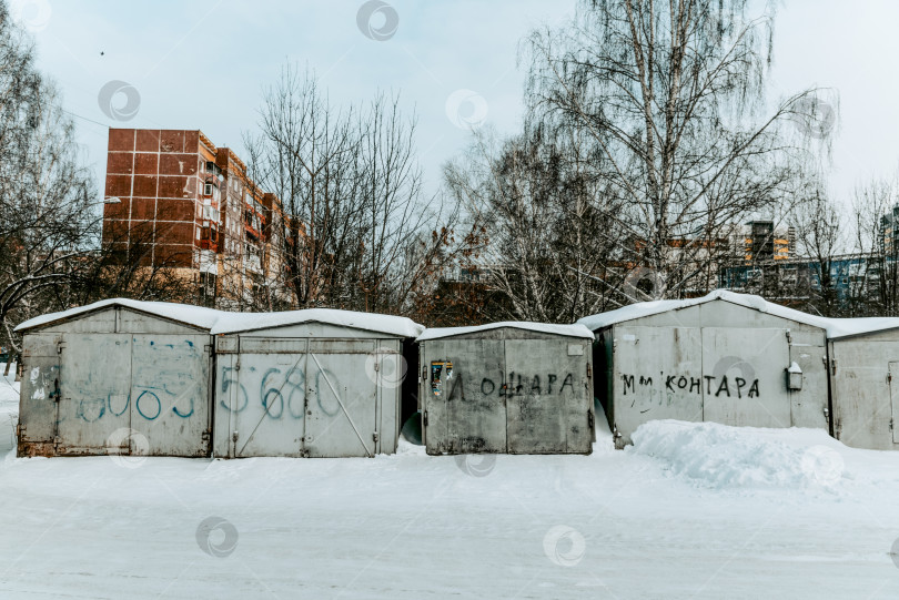 Скачать Кемерово, Россия, 9 января 2021 года, Гаражи на фоне старых советских панельных домов фотосток Ozero