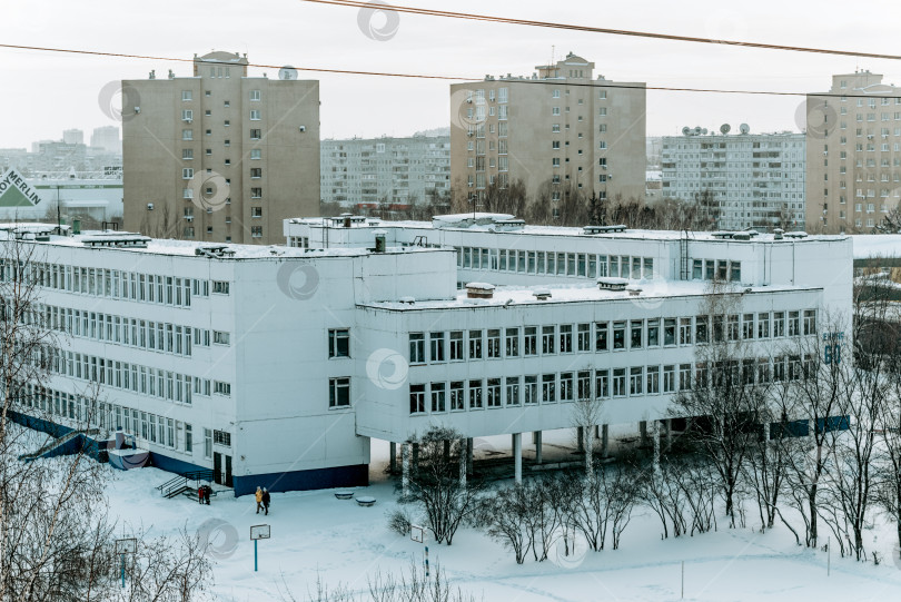 Скачать Кемерово, Россия, 9 января 2021 года, Старые советские панельные дома и школа фотосток Ozero