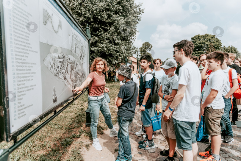 Скачать Санкт-Петербург, Россия, 2 июля 2020 года, Экскурсионная группа прогуливается по территории Петропавловской крепости фотосток Ozero