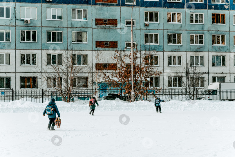 Скачать Кемерово, Россия, 9 января 2021 года, Советский район, панельные дома, дети бегут домой фотосток Ozero