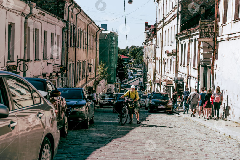 Скачать Выборг, Россия, 30 июня 2019 года, летним солнечным днем люди прогуливаются по городской улице фотосток Ozero