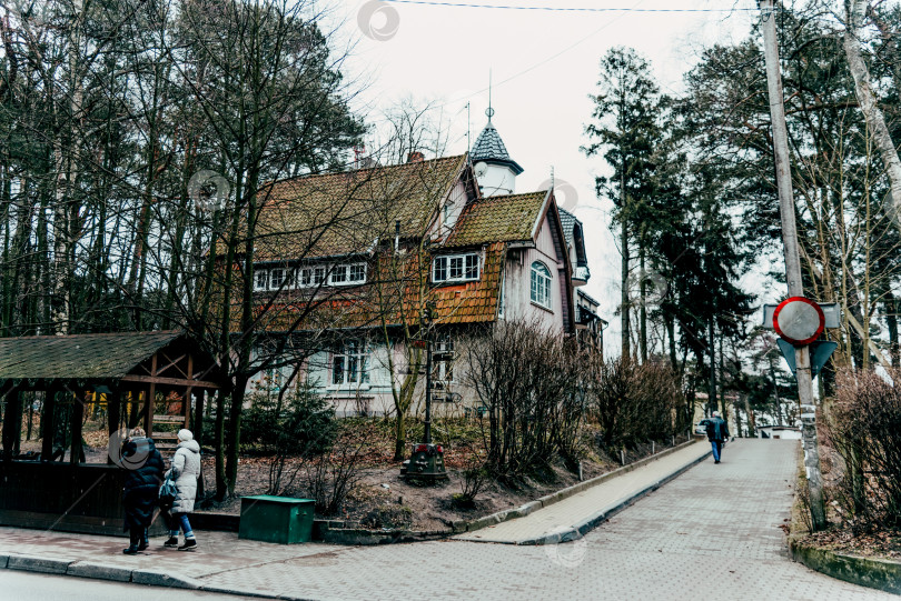 Скачать Светлогорск, Россия, 21 февраля 2019 года, Люди и дома в загородном поселке фотосток Ozero