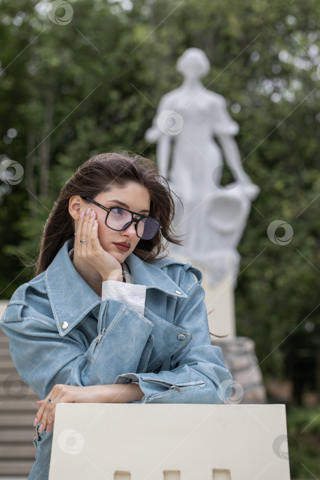 Скачать Портрет молодой красивой брюнетки-модели крупным планом фотосток Ozero