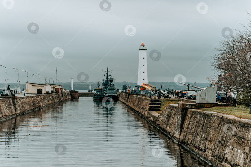 Скачать Кронштадт, Россия, 25 октября 2020 года, люди идут по пешеходной улице в пасмурный день фотосток Ozero