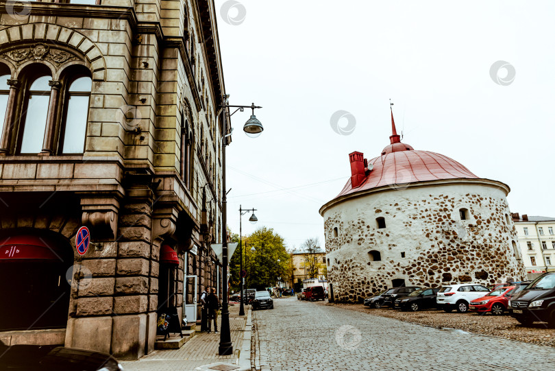 Скачать Выборг, Россия, 3 октября 2019 года, люди идут по городской улице пасмурным осенним днем фотосток Ozero
