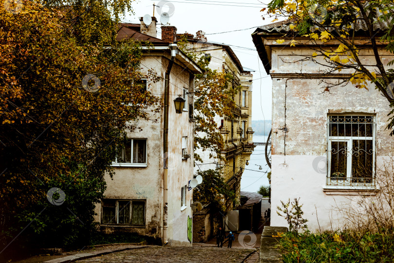 Скачать Выборг, Россия, 3 октября 2019 года, люди идут по городской улице пасмурным осенним днем фотосток Ozero