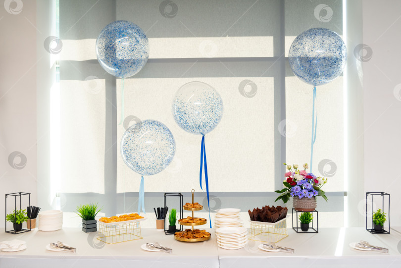 Скачать Элегантный десертный стол с воздушными шарами фотосток Ozero