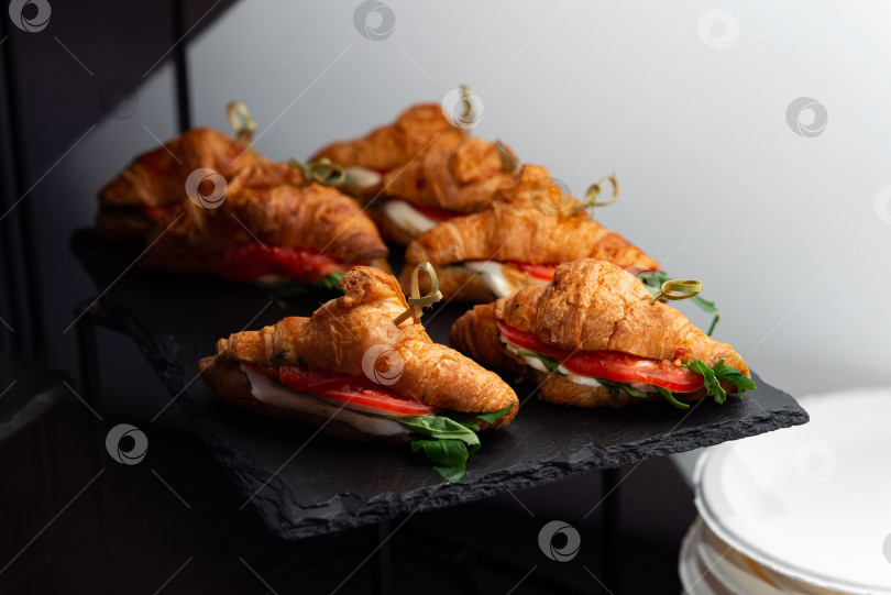 Скачать Витрина для приготовления вкусных круассанов и сэндвичей фотосток Ozero