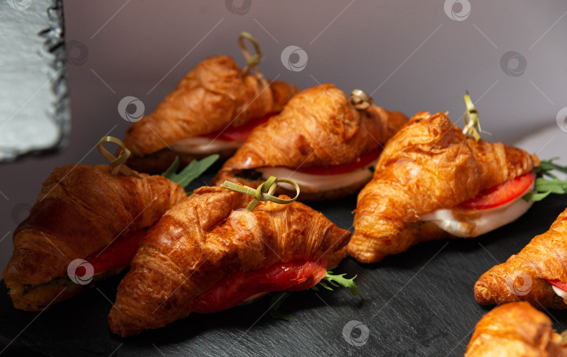 Скачать Вкусные бутерброды с круассанами на выбор фотосток Ozero